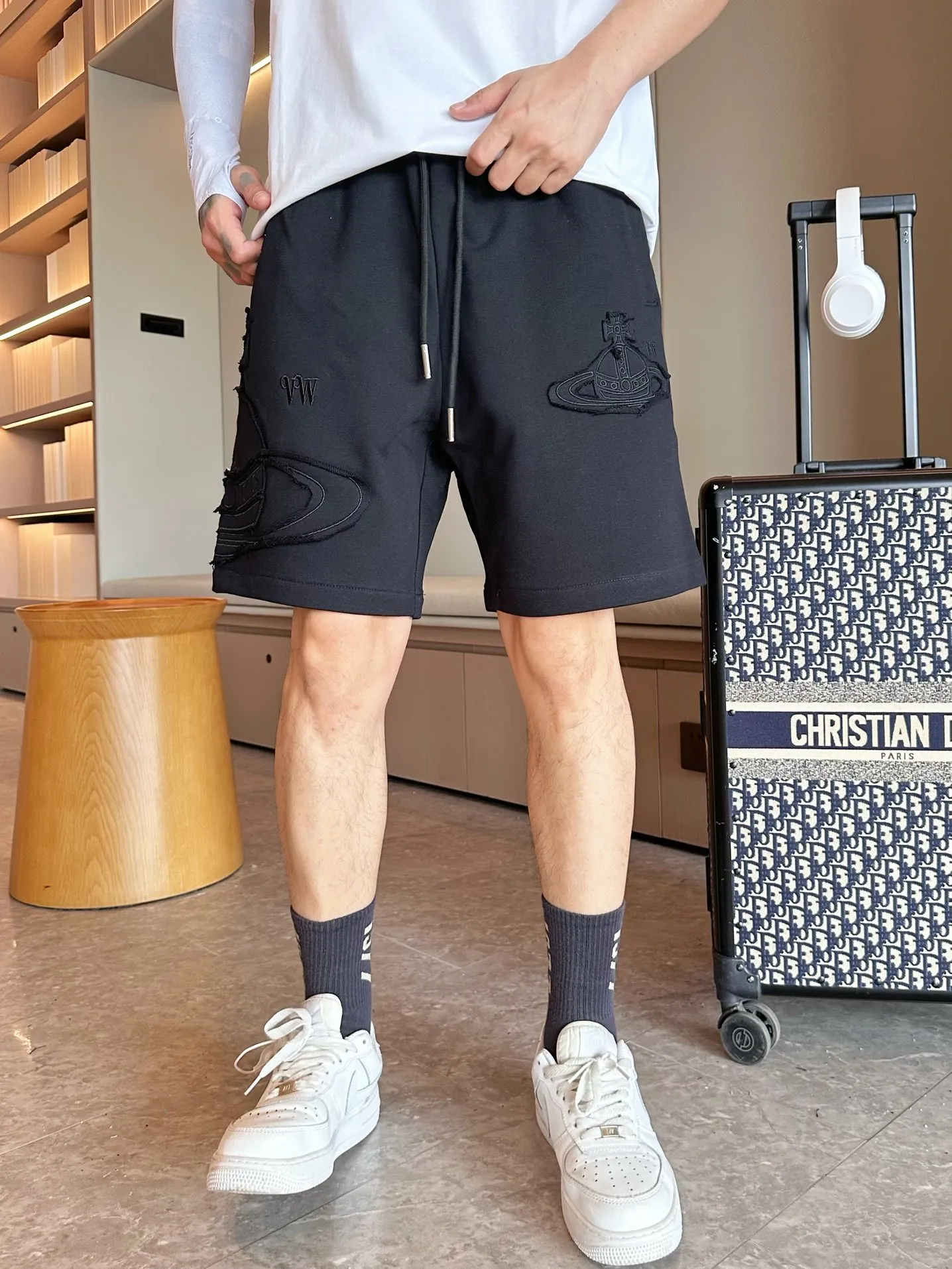 The Queen Mother's three-standard complete 2026 summer New Arrival men's casual shorts, advanced custom-made fabric Breathable fabric, Breathable elasticity and comfort, impeccable details, top-grade accessories, original logo design concept, delicate and soft feel! The upper body fit is awesome! Size: M-XXXL Please state your height and weight when ordering